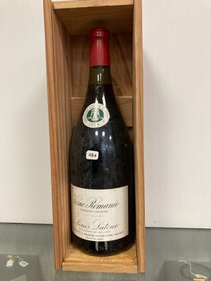 une bouteille de vin dans un coffret en bois sur une table