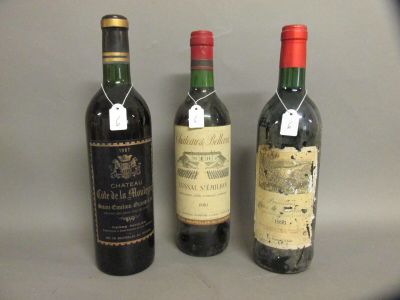 trois bouteilles de vin posées sur une table, l'une à côté de l'autre