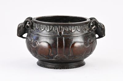 une image représentant un pot en bronze orné d'éléphants