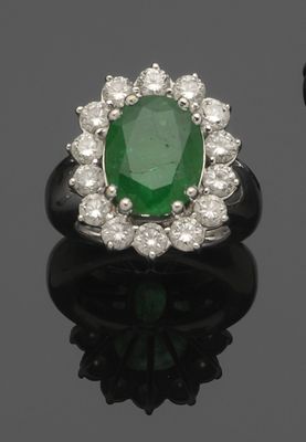 une paire de boucles d'oreilles en émeraude et diamant