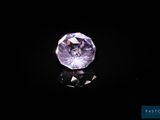 gros plan d'un diamant violet sur une surface noire