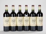 six bouteilles de vin sont alignées sur une table