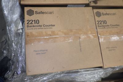 plusieurs boîtes sont empilées sur une palette
