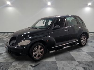 une petite voiture noire garée sur un sol en damier