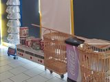un caddie au milieu d'un magasin