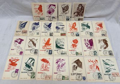 De nombreux timbres différents sont disposés sur une table recouverte d'une nappe blanche.