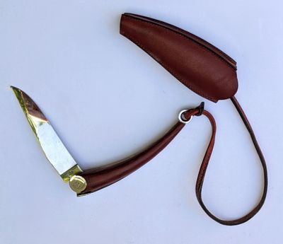 un couteau posé sur un étui en cuir