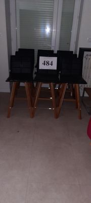 une photo d'un salon avec une table et des chaises