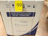 une boîte de papier toilette posée par terre dans le magasin