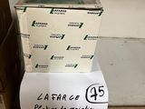 une pile de cartons empilés les uns sur les autres sur une étagère