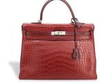 un sac à main en cuir imitation crocodile rouge muni d'un fermoir métallique