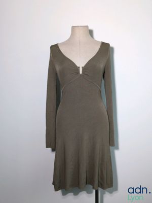 une robe sur un pied de mannequin, posée sur un mannequin