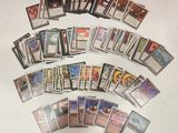 une pile de cartes posées les unes à côté des autres sur une table