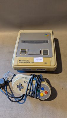 une console Nintendo Classic à côté d'une manette de jeu