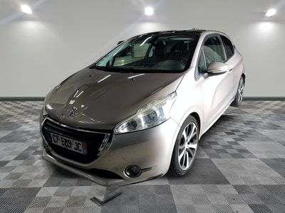 la photo d'une voiture argentée garée dans un garage