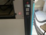 une machine posée sur le sol d'une pièce