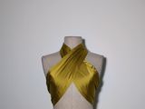 un mannequin sur lequel est drapée une robe jaune