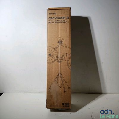 une boîte en carton sur laquelle est dessiné un oiseau