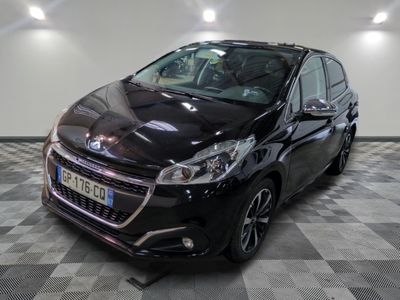 la petite voiture noire est garée dans une grande pièce
