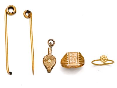 une photo présentant une collection de bijoux en or, comprenant une épingle, une broche et une bague