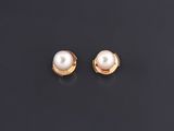 une paire de boucles d'oreilles en perles sur une surface noire