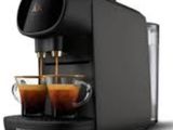 gros plan d'une machine à café avec deux tasses de café