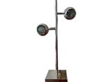 une lampe posée sur un pied, sur un fond blanc
