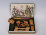 une petite boîte contenant tout un tas d'objets en bois