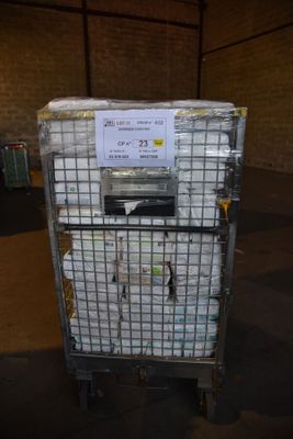 un chariot sur lequel sont posés de nombreux cartons
