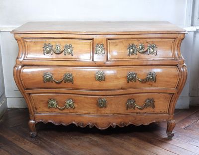 une commode en bois posée sur un parquet en bois dur