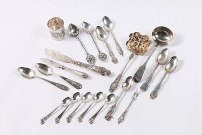 beaucoup de cuillères en argent et de cuillères sur la table