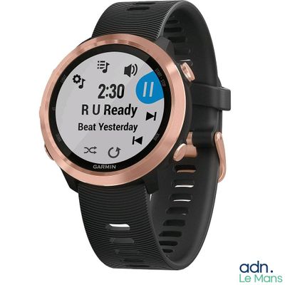 La Garmin est une montre connectée dotée d'un capteur de fréquence cardiaque intégré à l'écran.
