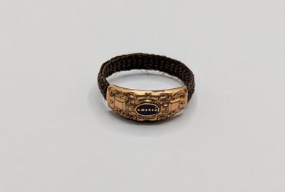 gros plan d'une bague sur une table à fond blanc
