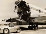 un gros avion qui est stationné sur le tarmac à côté d'un camion