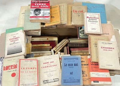 plusieurs livres empilés sur une table