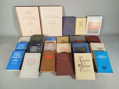 un grand nombre de livres posés sur une table