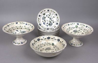 plusieurs types de bols et d'assiettes disposés sur un fond gris