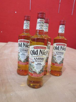 trois bouteilles de « Old Nigger » sont posées sur une table