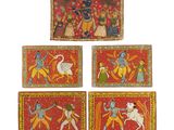 quatre peintures miniatures représentant des divinités hindoues sur fond rouge