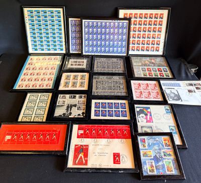 de nombreux types de timbres différents exposés sur une table