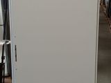 une photo d'une armoire métallique dans un entrepôt