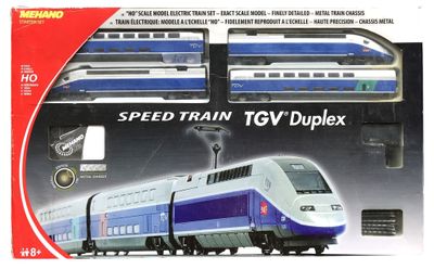 un train bleu et blanc exposé dans une boîte