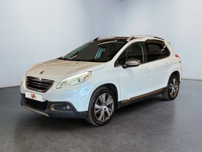 La voiture blanche est garée dans une grande pièce au sol noir.