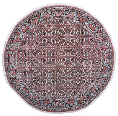 un tapis rond sur fond blanc, avec un motif au centre