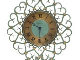 une horloge accrochée au mur et comportant des chiffres romains