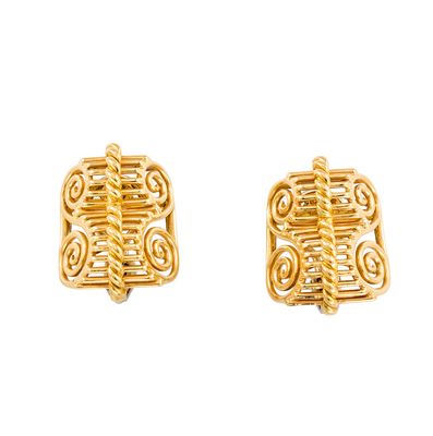 une image d'une paire de boucles d'oreilles en or sur fond blanc