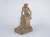 statue représentant une femme assise sur un tabouret, les mains posées sur les genoux