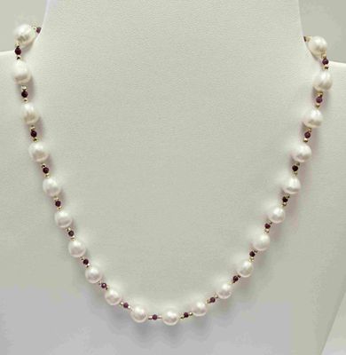 collier de perles orné de grenats et de perles sur un mannequin blanc
