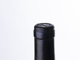 une bouteille de vin posée sur une table