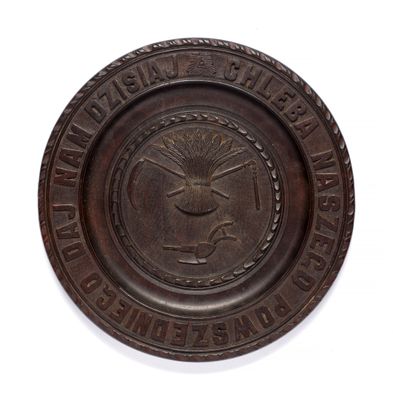 une image représentant une plaque en bois sur laquelle figure un sceau